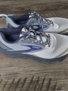 Brooks Women's Gray and Navy Athletic Running Shoes Size 11